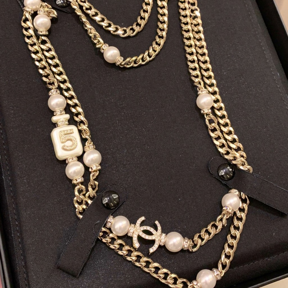 Chanel #5 perfume bottle Strass crystals & faux pearls necklace